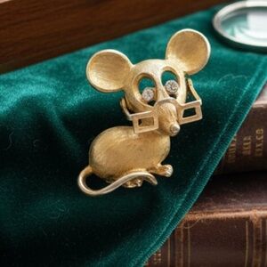 Vintage Avon mouse brooch
